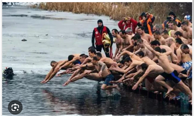 Ngâm mình trong lạnh giá để chào đón mùa đông ở Siberia, Nga (4/12/2023)